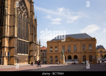 Metz Lorraine France Europe cathédrale St Etienne et informations touristiques dans la construction de la Place d'armes place de la ville Banque D'Images