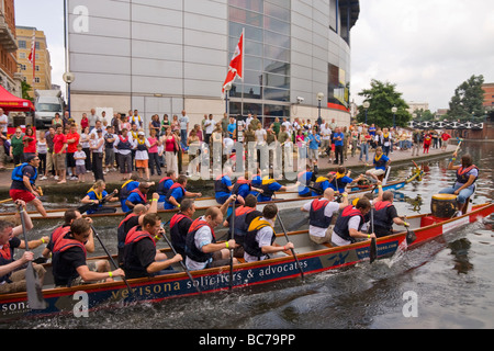 'Dragon' racing bateau sur le canal de Birmingham uk Banque D'Images