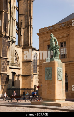 Metz en France. Statue en bronze du Maréchal Abraham de Fabert par cathédrale St Etienne à la place d'Armes Banque D'Images