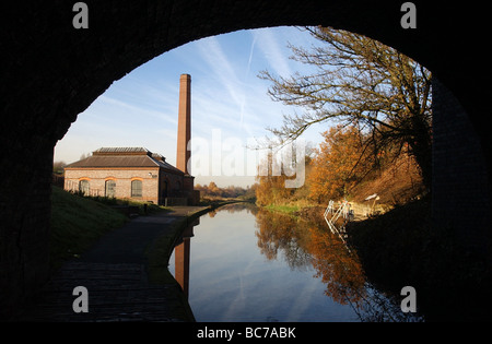 La nouvelle station de pompage à Smethwick Sandwell et l'ancien canal de la ligne principale de Birmingham Banque D'Images