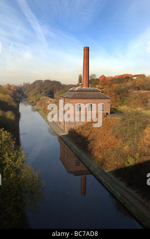 La nouvelle station de pompage à Smethwick Sandwell et le nouveau canal de ligne principale de Birmingham Banque D'Images