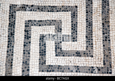 Une croix gammée motif en mosaïque romaine commune sur le plancher de la salle de bain complètent à Herculanum, Italie Banque D'Images