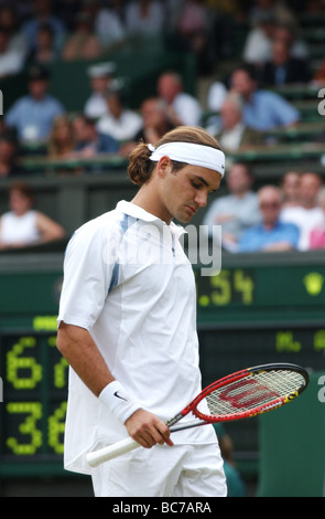 TENNIS DE WIMBLEDON 2002 Roger Federer n°7 sur son chemin hors de Mario Ancic Banque D'Images