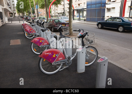 Mulhouse Alsace France Europe Velocity vélos électriques à louer à côté de route très fréquentée en ville Banque D'Images