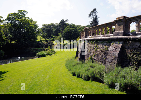 Dans le jardin paysager anglais Cour Holcombe, Devon, UK Banque D'Images