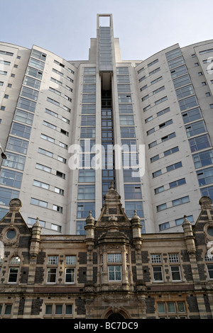 La tour Altolusso dans le centre-ville de Cardiff, au pays de Galles, au-dessus de la façade de l'ancien logement de la ville de New College. Grande tour de taille haute Banque D'Images