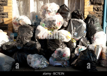 Des piles de sacs poubelle entassés à l'extérieur d'une maison d'étudiants à la fin de terme Ceredigion Aberystwyth Wales UK Banque D'Images