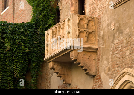 Le balcon de Juliette sur la via Cappello à Vérone aurait inspiré Romeo & Juliet de William Shakespeare à Vérone, dans le nord de l'Italie Banque D'Images