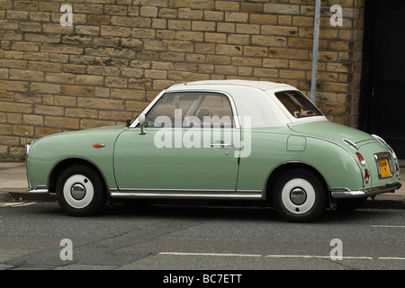 Nissan Figaro fait petit retro automatique voitures faites vers 1993 à percevoir l'origine fabriqué en 4 couleurs de saison Banque D'Images