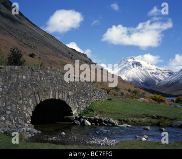 Pont de pierre sur le Nether Beck avec sommet couvert de neige Grand Gable dans l'arrière-plan Wasdale Cumbria England Banque D'Images