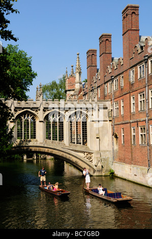Barques à fond par le Pont des Soupirs, St John's College, Cambridge Angleterre UK Banque D'Images