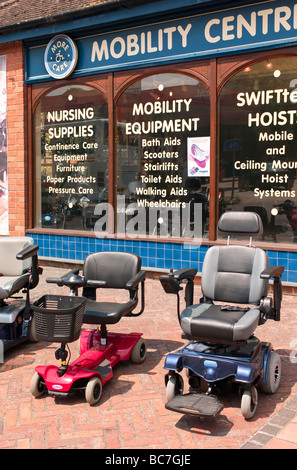 Des scooters pour les personnes à mobilité réduite sur l'affichage à l'extérieur d'une boutique de mobilité à Devizes Banque D'Images