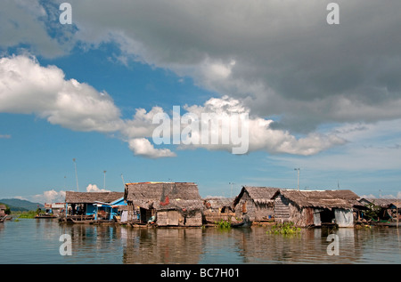 Village flottant à Kompong Chnang au Cambodge Banque D'Images