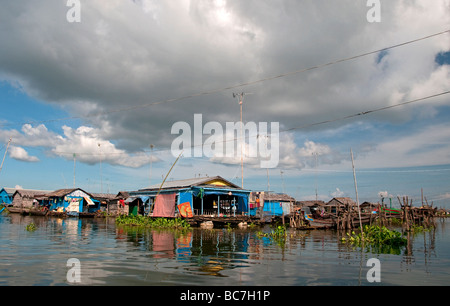 Village flottant à Kompong Chnang au Cambodge Banque D'Images