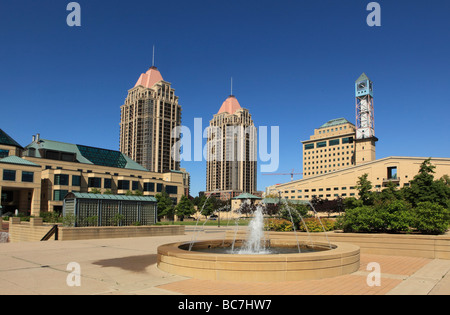 Bibliothèque de Mississauga, condos et Hôtel de Ville Mississauga Ontario Canada Banque D'Images