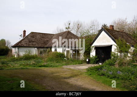 Un vieux délabré et abandonné dans la campagne anglaise bungalow Banque D'Images