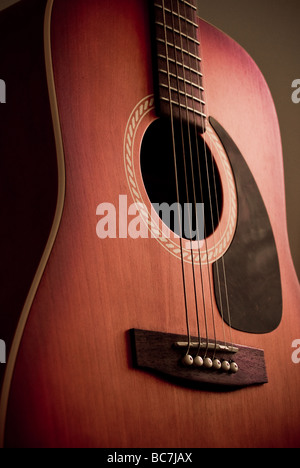 Guitare acoustique rouge Banque D'Images