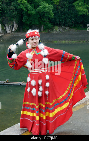 Fille habillé en costume des minorités du Guangxi Guilin Chine Banque D'Images