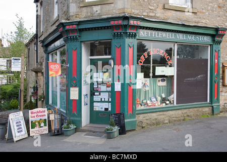 Village de campagne traditionnelle épicerie à Kettlewell Wharfedale dans le Yorkshire Dales National Park UK Banque D'Images