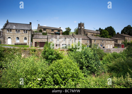 Vue de la tour de l'horloge de St Marys Church et le village de Muker à Swaledale dans le Yorkshire Dales National Park UK Banque D'Images