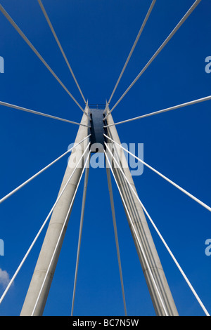 À la recherche jusqu'à la structure du pont du lac marin à Southport, Angleterre, RU Banque D'Images