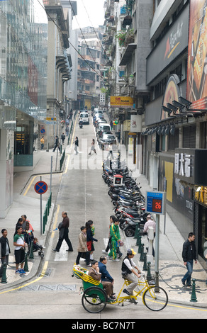 Vue vers le haut de l'Avenida Central Rua de Almeida Ribeiro à Macao Banque D'Images