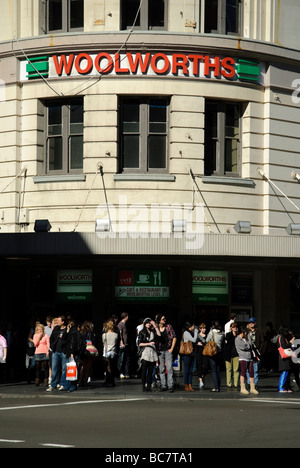 L'intersection principale dans le centre de Sydney. Le magasin Woolworth s est un établissement emblématique pour les sections locales. Banque D'Images