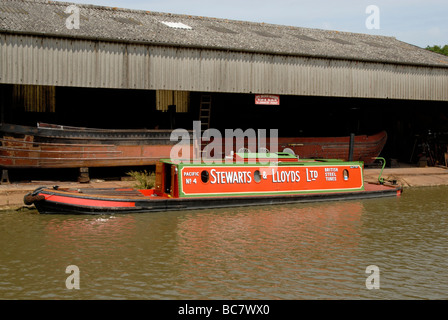 Ancien remorqueur amarré 15-04 avant la construction de bateaux et de la protection marine workshop à Braunston, Northamptonshire, Angleterre Banque D'Images