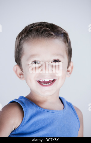 Expresiive et charmant studio portrait enfant fond isolé Banque D'Images