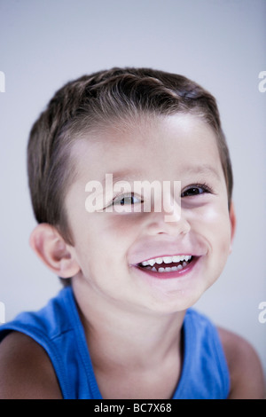 Expresiive et charmant studio portrait enfant fond isolé Banque D'Images