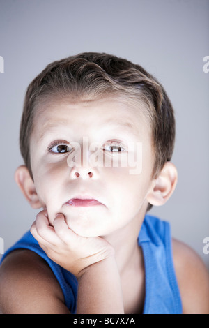 Expresiive et charmant studio portrait enfant fond isolé Banque D'Images