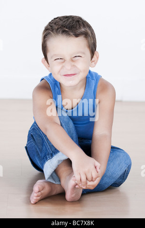 Expresiive et charmant studio portrait enfant fond isolé Banque D'Images