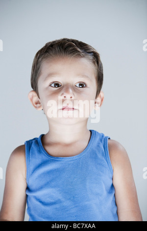 Expresiive et charmant studio portrait enfant fond isolé Banque D'Images