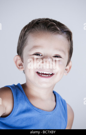 Expresiive et charmant studio portrait enfant fond isolé Banque D'Images