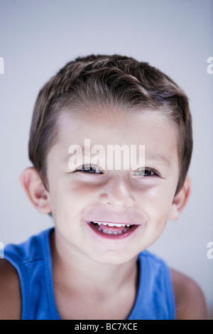 Expresiive et charmant studio portrait enfant fond isolé Banque D'Images