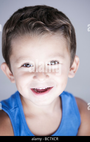 Expresiive et charmant studio portrait enfant fond isolé Banque D'Images