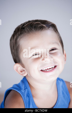 Expresiive et charmant studio portrait enfant fond isolé Banque D'Images