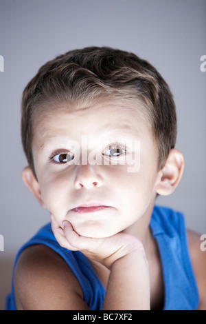 Expresiive et charmant studio portrait enfant fond isolé Banque D'Images