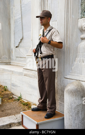 La Turquie , Istanbul , armés Jandarma policier qui monte la garde près de la porte d'entrée de la Salutations complexe palais de Topkapi Banque D'Images