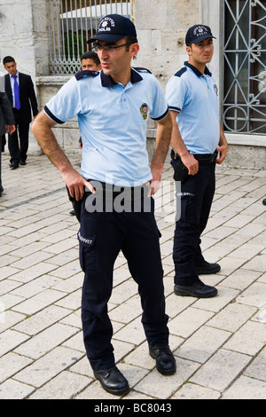 La Turquie , Istanbul , Sainte Sophie ou Aya Sofya , deux policiers de sécurité armés , de service spécial pour la visite de dignitaires étrangers Banque D'Images