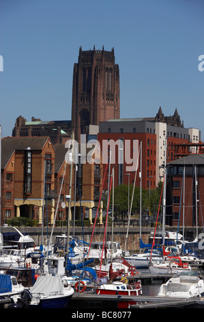 La cathédrale anglicane de Liverpool avec marina Banque D'Images