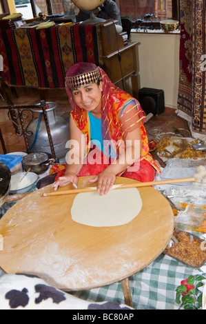 Sultanahmet , Istanbul , Turquie , restaurant avec la jolie jeune fille adolescente en costume traditionnel faisant yufka ou pide pain Banque D'Images