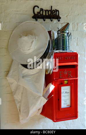 L'apiculture traditionnelle britannique avec l'équipement Post box Banque D'Images