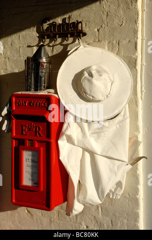 L'apiculture traditionnelle britannique avec l'équipement Post box Banque D'Images