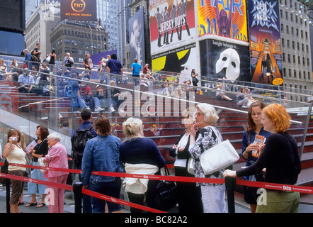 Broadway Times Square et TKTS box office, New York. Les clients achètent des billets de théâtre à prix réduit. Centre commercial piétonnier sur Duffy Square. ÉTATS-UNIS Banque D'Images