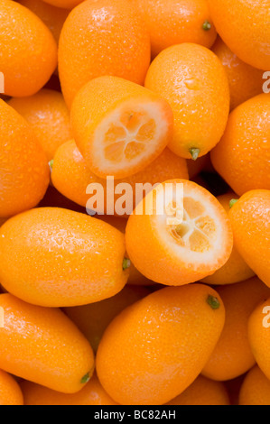 Beaucoup de kumquats, une moitié - Banque D'Images