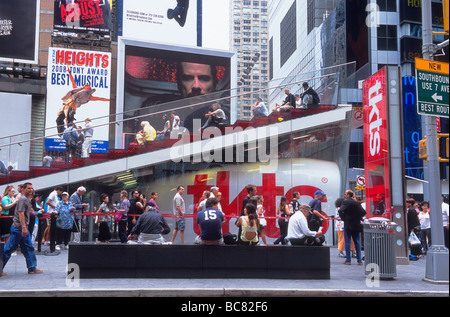 TKTS New York City, Times Square, Broadway, Midtown Manhattan. Les gens achètent des billets de théâtre à prix réduit sur le centre commercial piétonnier. Duffy Square. ÉTATS-UNIS Banque D'Images