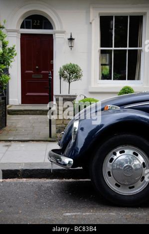 Une voiture garée dans une rue de Kensington, Londres. Banque D'Images