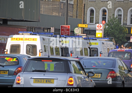 Cars de police avec le trafic à l'extérieur de la station de Kings Cross London England UK Banque D'Images