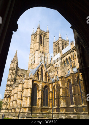 L'extérieur de la cathédrale de Lincoln, vue à travers une arche en pierre dans l'édifice. Le Lincolnshire England UK Banque D'Images